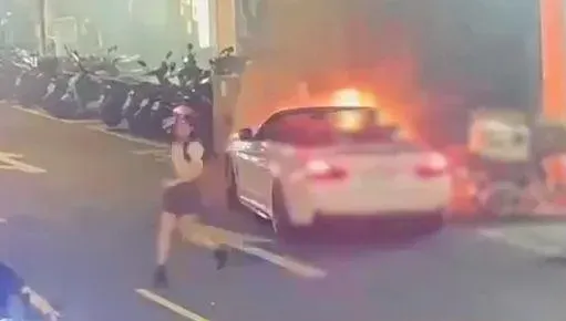 快訊/全面燃燒瞬間曝！通化夜市旁「BMW敞篷跑車突起火」　短裙辣妹嚇奔逃