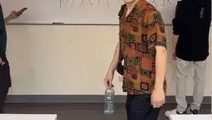 八大猴「闖世新大學」找女學生當小姐　白板囂張寫「初入八大」…下場出爐