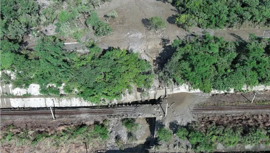 公路、鐵軌慘遭泥流淹沒！蘇花公路5處土石流　空拍恐怖畫面曝