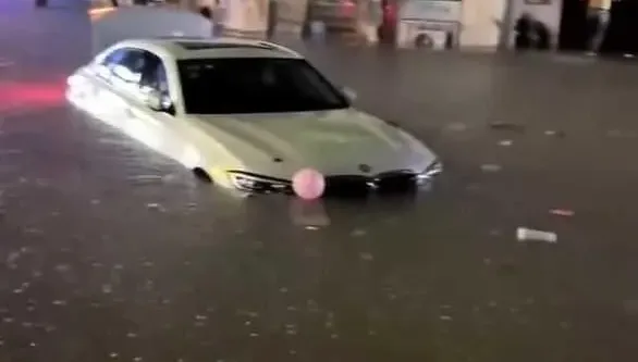 淹水近紅綠燈！湖南平江降雨破70年紀錄　宣布戰時狀態抗洪