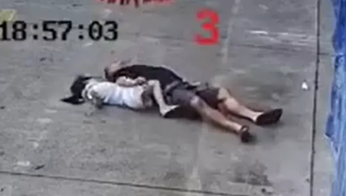 影/愛的抱抱變「奪命裸絞」！4歲女兒手勾脖子勒暈老爸　驚悚畫面曝光
