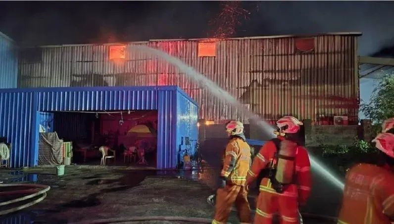 桃園鐵皮廠房暗夜火警！驚傳1工人受困失聯　「火燒整晚」消防出動38車93人灌救