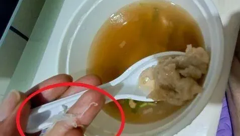 快訊/基隆天一香又出包！肉羹湯吃出塑膠條狀物　業者淚崩：還在查原因