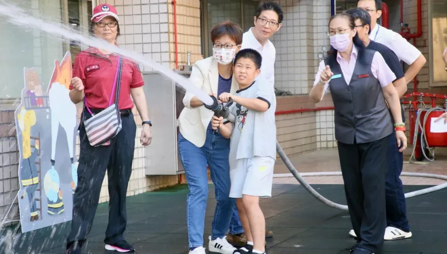 暑假來了台北市消防職人營開幕　親子互動學習防災概念