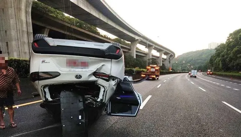 影/被撞翻瞬間車內視角曝！國1林口段大車變換車道不當　狠撞白牌Uber害烏龜翻