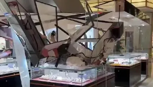 影/櫃檯被砸爛！男子商場內翻越電梯扶手墜亡　事故原因恐為意外或輕生
