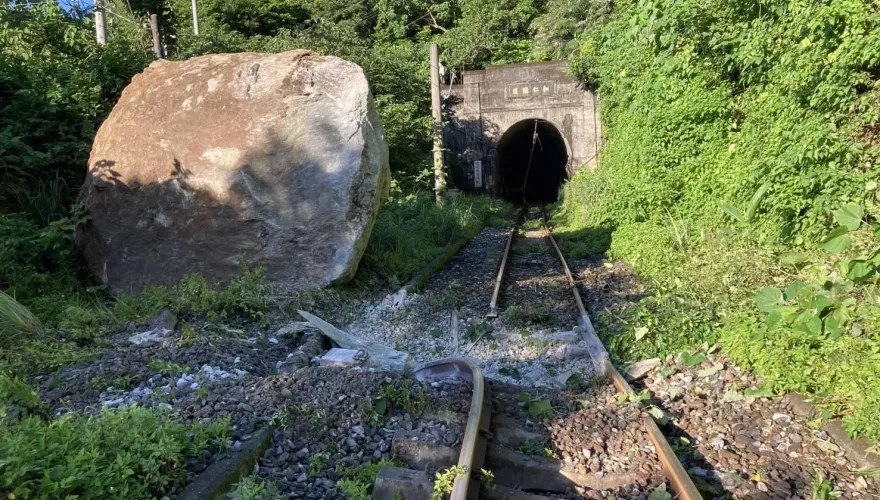 台鐵和仁隧道天降巨石砸壞鋼軌、電車線　估7/5搶通東正線雙線通車