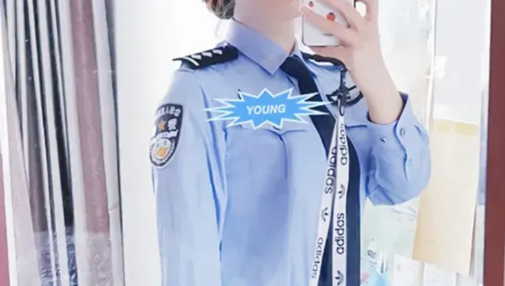 「雲警官」接棒女道士！她掀制服放送「車頭燈」！自爆上班無罩感覺被狂盯　還邀網友切磋床技