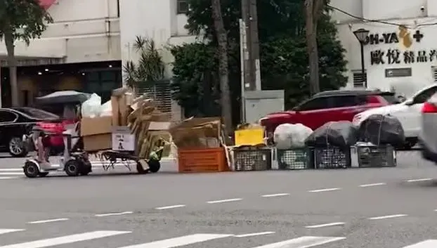 影/桃園拾荒嬤拖「5籃＋1推車」過馬路　2歲女「驚呼1句」父愣住
