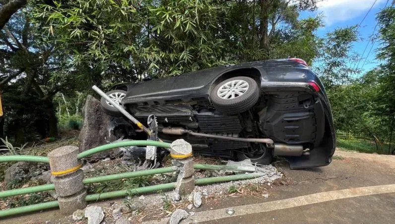 北投小客車失控跨欄側翻！駕駛一度受困　肢體擦傷急送醫
