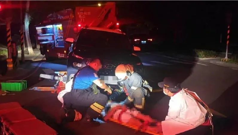 太可怕！馬公男凌晨躺路中驚悚遭車生吞　顱骨重創意識不清