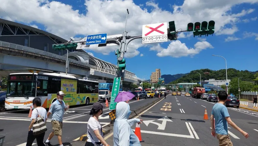 右轉角度沒抓好！南港大型鑽孔機聯結車撞號誌桿　「歪腰30度」畫面曝