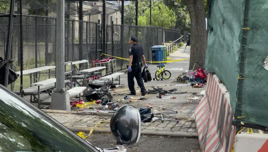 影/紐約男疑酒駕衝撞公園釀3死7傷　死者家屬警局門口氣憤開罵
