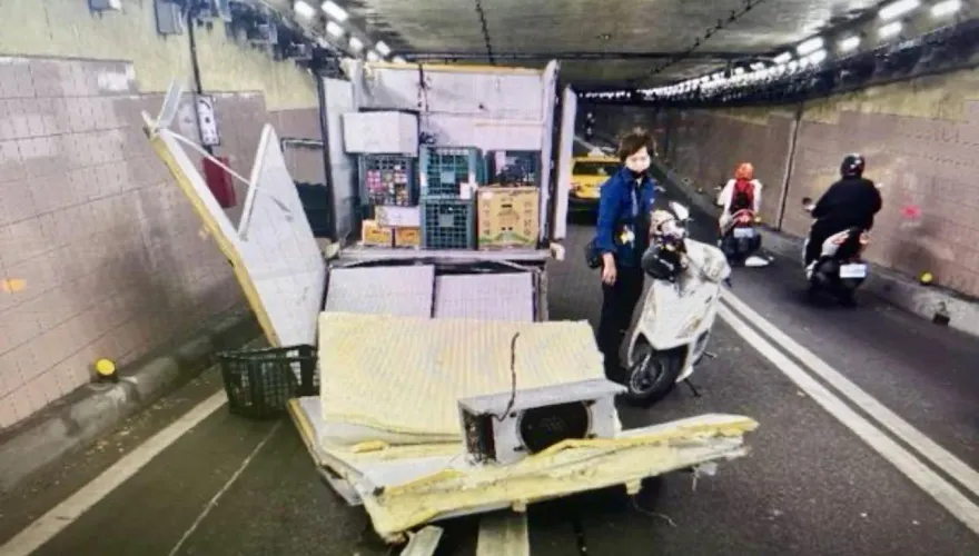貨車未注意限高走地下道慘變敞篷車　機車騎士無辜被擊落雷殘摔傷