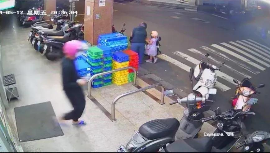 影/超商支開店員偷收銀機11萬現金　竊嫌變裝搭小黃車禍留個資遭逮