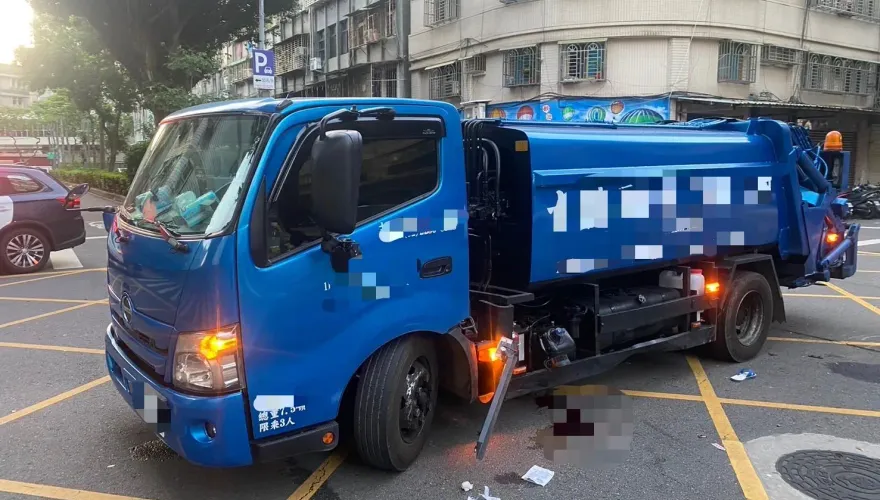 快訊/三重民營垃圾車迴轉沒打方向燈　7旬翁騎士來不及閃撞上「小腿骨折」