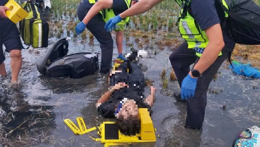 影/上班途中遇劫！苗栗18歲男閃車撞電桿　連人帶車噴飛田裡亡