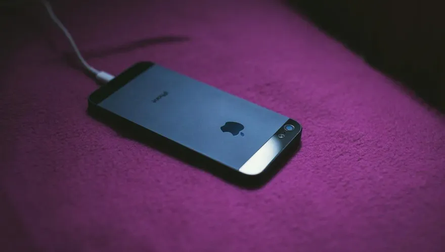 iPhone進水怎麼辦？用吹風機超NG　官方曝「4步驟」安全救回來