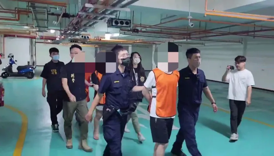 快訊/疑被鞭死！高雄「衣櫃折屍」致命凶器皮帶找到了　上面有「跡證」