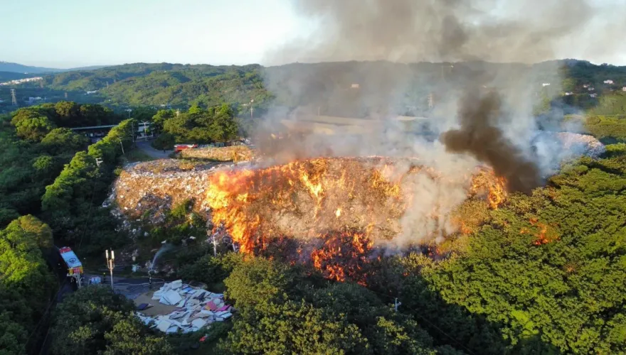 影/苗栗火燒垃圾山駭人空拍！俯瞰似火山熔岩　數公里外見「惡龍」竄天