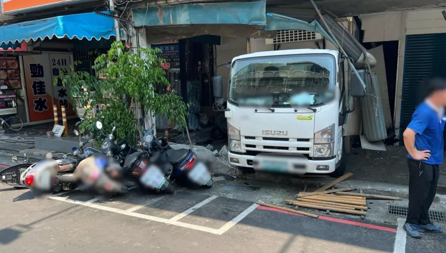 影/手煞車沒拉緊！新莊貨車急速倒退撞7車、開進民宅　1傷
