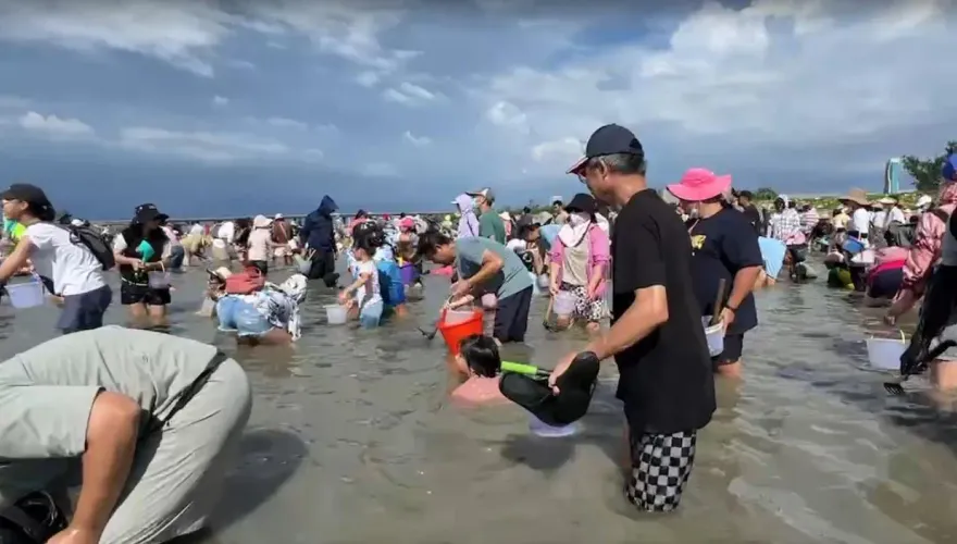 影/台南七股海鮮節3千人下水挖文蛤　「泡熱水」也爽