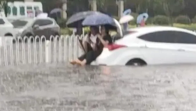 影/雨彈狂炸山東！濟南降下「700個大明湖」　臨沂變水城民眾困後車廂