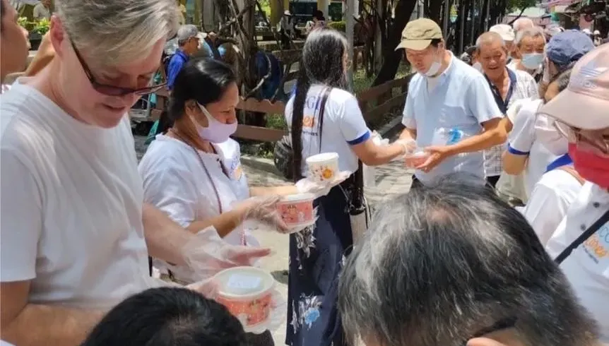 獨/夏克立龍山寺為街友送暖　打官司經濟拮据借住律師事務所