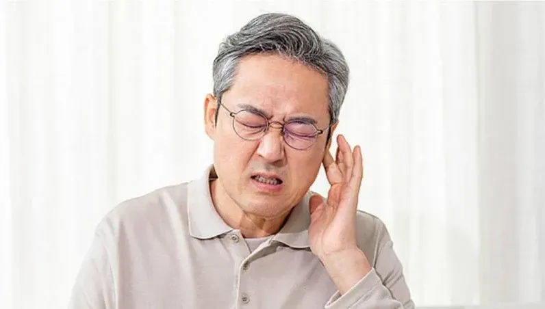 6旬男耳鳴2年服藥未果！就醫發現原因竟是「胃食道逆流」