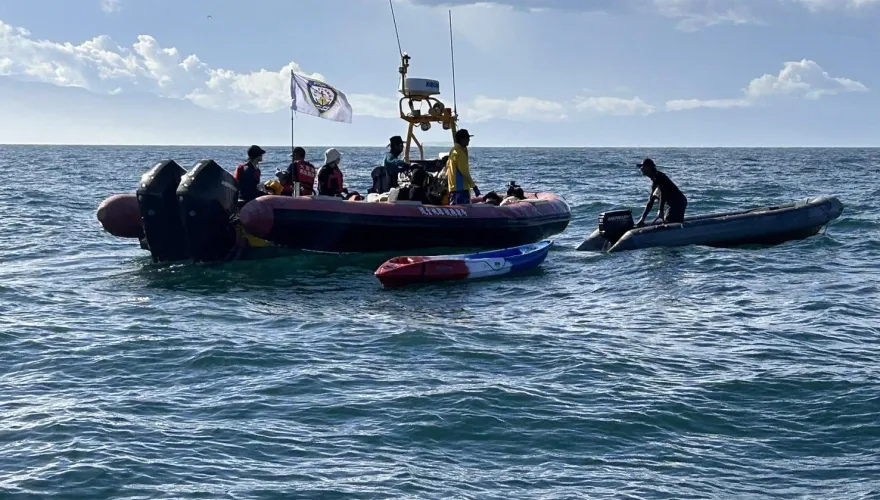 影/獨木舟橫渡小琉球挑戰！36人累癱「受困海上」　高雄海巡緊急出動