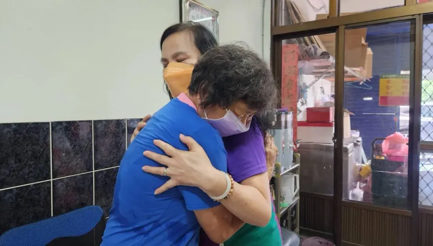 彰化鹹粥嬤19歲乖孫出國失聯　爸爸收到「簡體字」神秘編號工作證