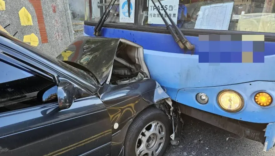 快訊/新北瑞芳爆重大車禍！轎車逆向行駛自撞公車　現場傷亡畫面曝