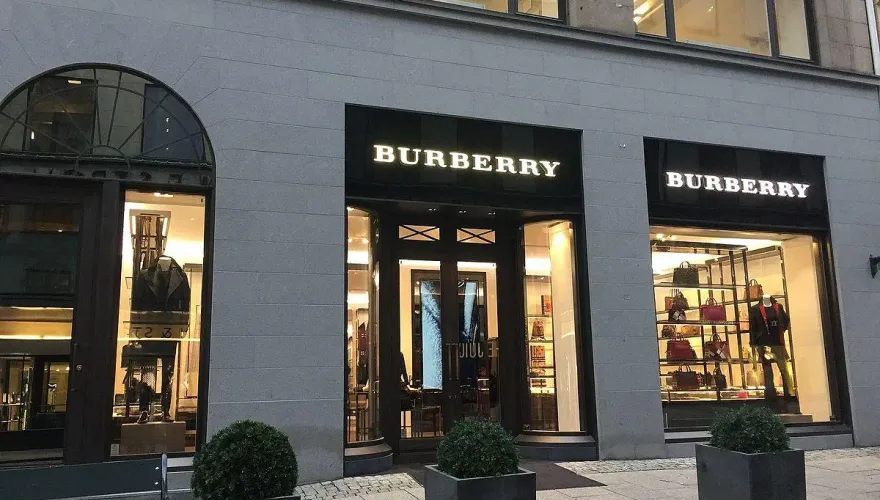 Burberry地位不保？為救獲利傳將裁員400人　45天內「只有2條路可走」