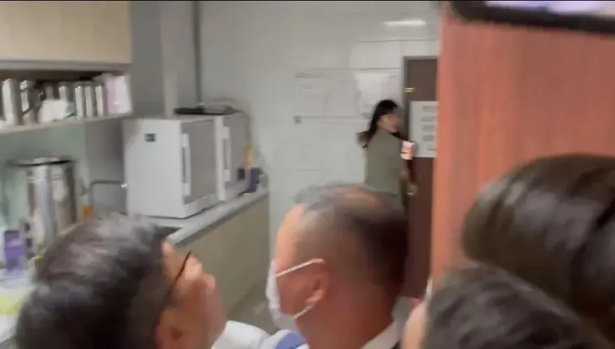 影/續審《選罷法》修正案　黃捷、鍾佳濱被抓到「孤男寡女」躲在茶水間