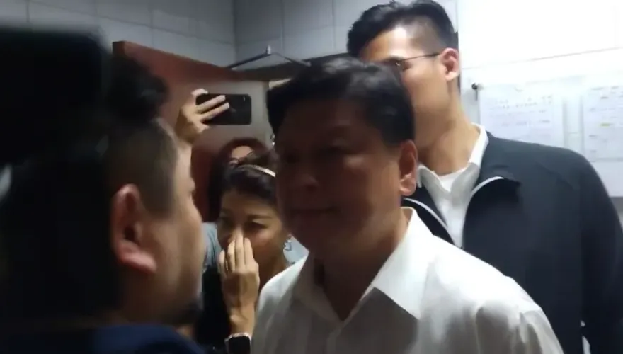 影/藍綠再戰選罷法！洪申翰不滿傅崐萁推擠爆口角　王鴻薇飆罵賤人
