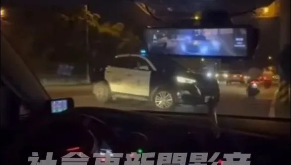 影/新竹警察路邊取締「二輪車亂飆」　改裝猴蛇行當沒看見