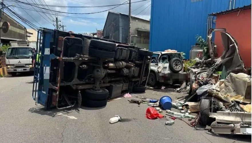 快訊/新莊驚悚車禍！大貨車失控「連撞2車」翻覆　駕駛命大自行脫困
