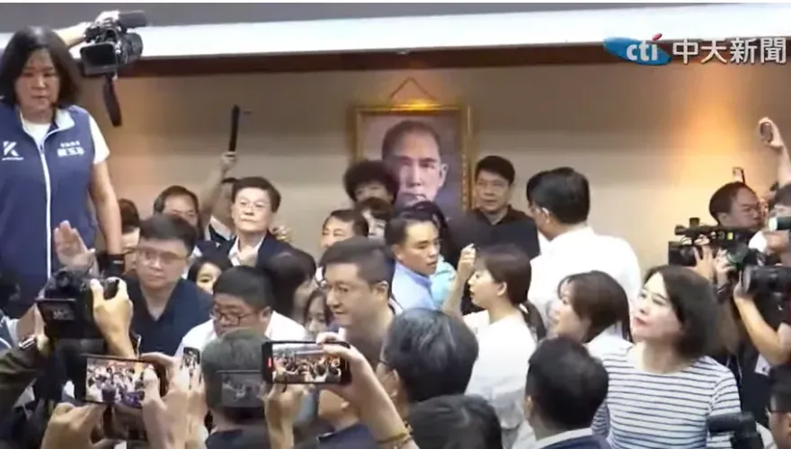 影/國民黨發動突襲！貼字條「更換會議室」　民進黨怒批「黑箱無效」