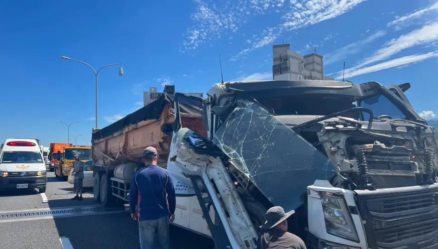 怎麼撞的？台74線3車連環車禍　砂石車車頂不見了
