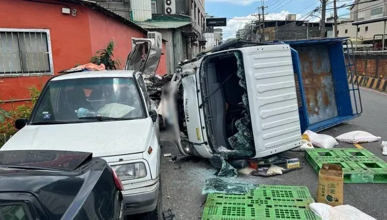 新北新莊追撞嚴重車禍！小車車身削半　貨車翻覆米袋散落一地