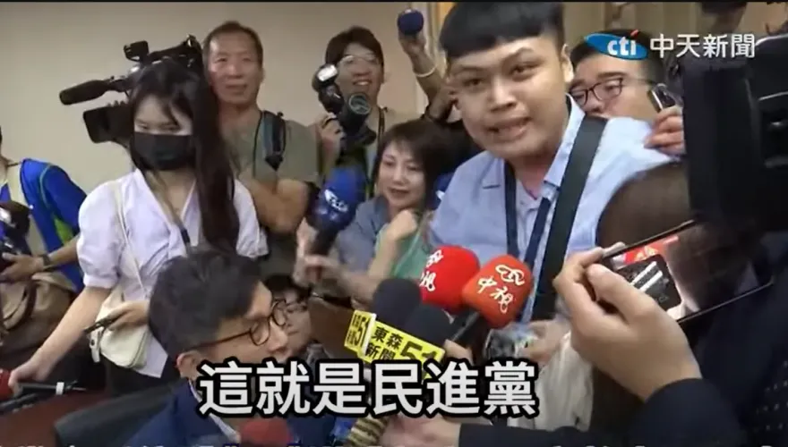 影/黃捷、沈伯洋等綠委集體霸凌中天記者！林宸佑當面反嗆：民進黨認知作戰