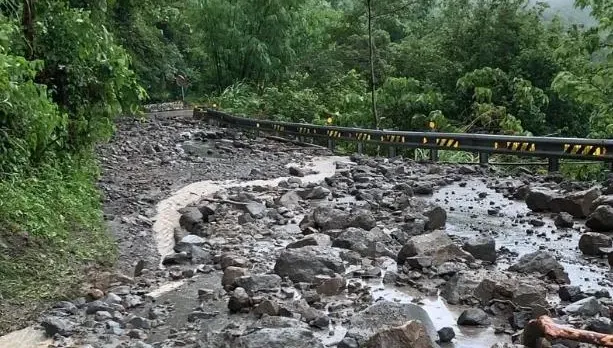 快訊/嘉義159甲線28K「落石雨」鋪滿道路　預警性封閉