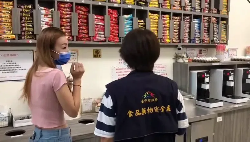 影/台中無人拉麵店翻車！闆娘遭爆「撥髮補食材、手伸垃圾桶」