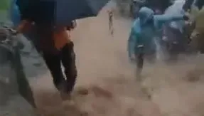 影/印度暴雨釀山洪...登山步道成湍急瀑布　遊客驚險避難畫面曝