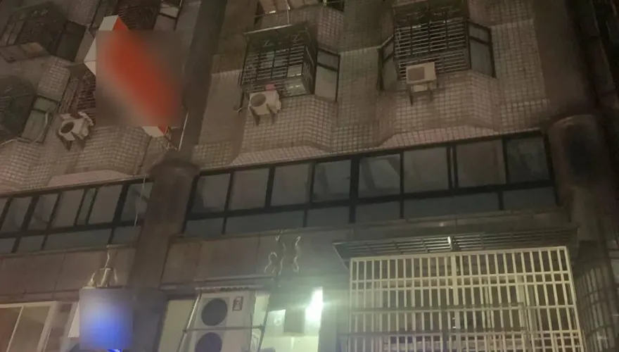 快訊/新莊5樓建物「5樓房間冒黑煙起火」！疑雜物釀災2住戶送醫