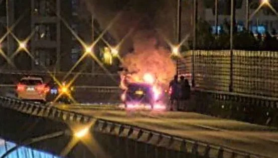 快訊/整輛燒成火球變殘骸！國1高架南下17k火燒車　駕駛乘客急逃命