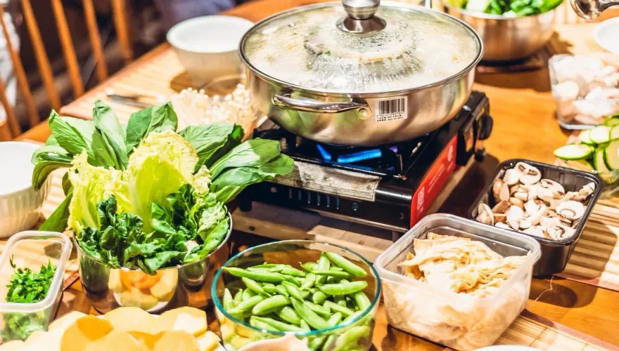 店員湯汁潑到白襯衫！精品火鍋允送洗「拖4天」　苦主氣炸：沒救了