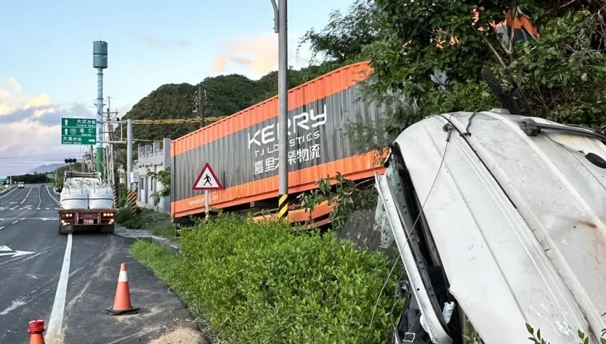 南迴大鳥段曳引車失控撞山壁！駕駛腳踝變形送醫　現場畫面曝光