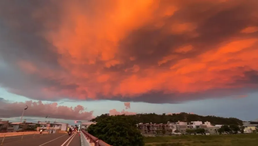 影/天空著火了？台東驚現「火燒雲」奇景！未來一周都有機會見