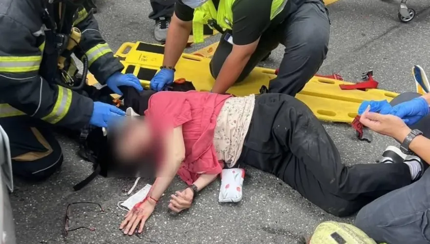 影/台灣＝行人地獄？日籍女遊客遊鶯歌過馬路　廂型車「撞倒卡車底」